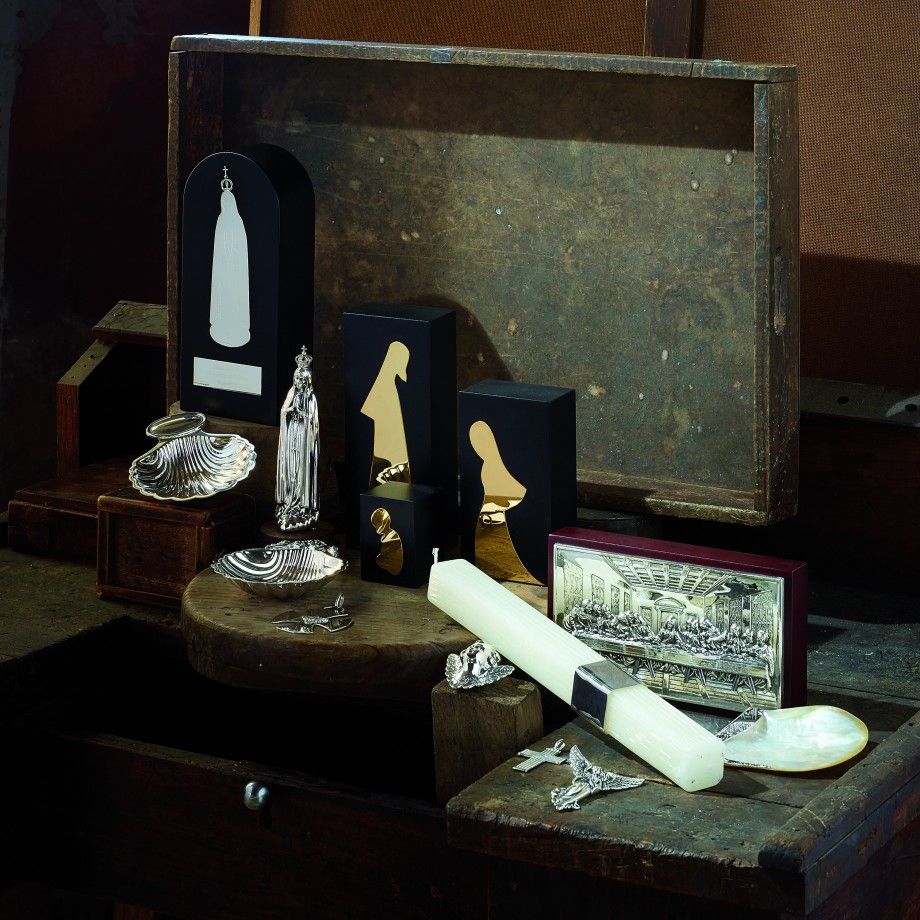 bibelot Nossa Senhora de Fátima madeira exposto com peças de joalharia em prata, vela e caixas decorativas Carmo Joalheiros