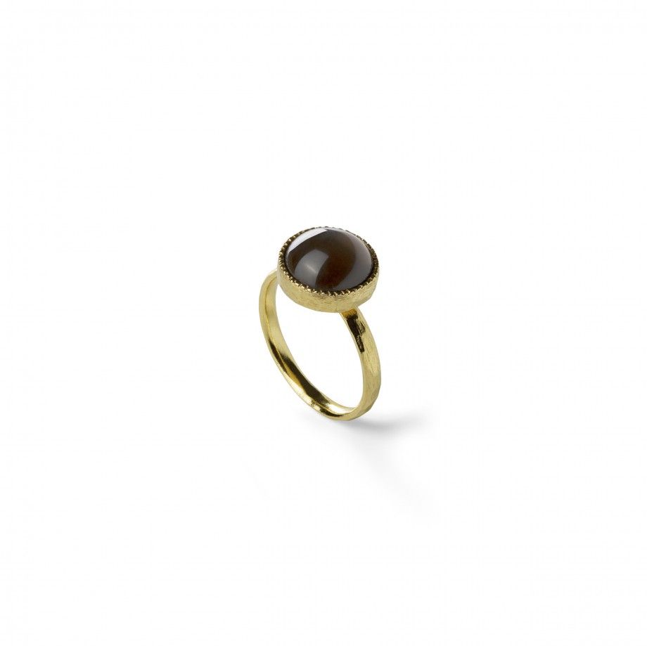 anel toupe feminino Topázio 1874 em ouro amarelo com pedra cabochon marrom e aro trabalhado