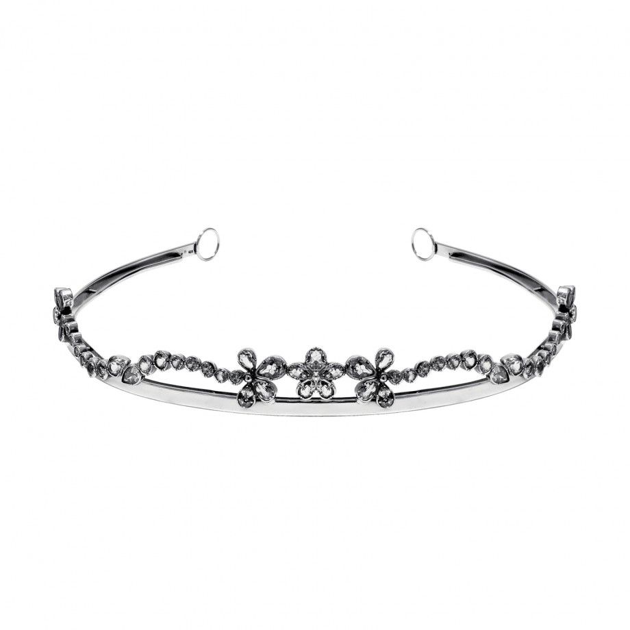 diadema de flores para noiva Carmo Joalheiros em prata com cristais brilhantes e detalhes florais delicados