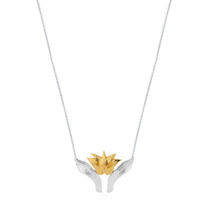 colar guardian feminino Carmo Joalheiros em prata com pendente flor dourada abraçada por asas delicadas