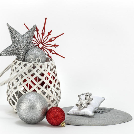 Carmo Joalheiros figura menino jesus decorativa em prata sobre almofada com bolas de Natal prateadas e vermelhas
