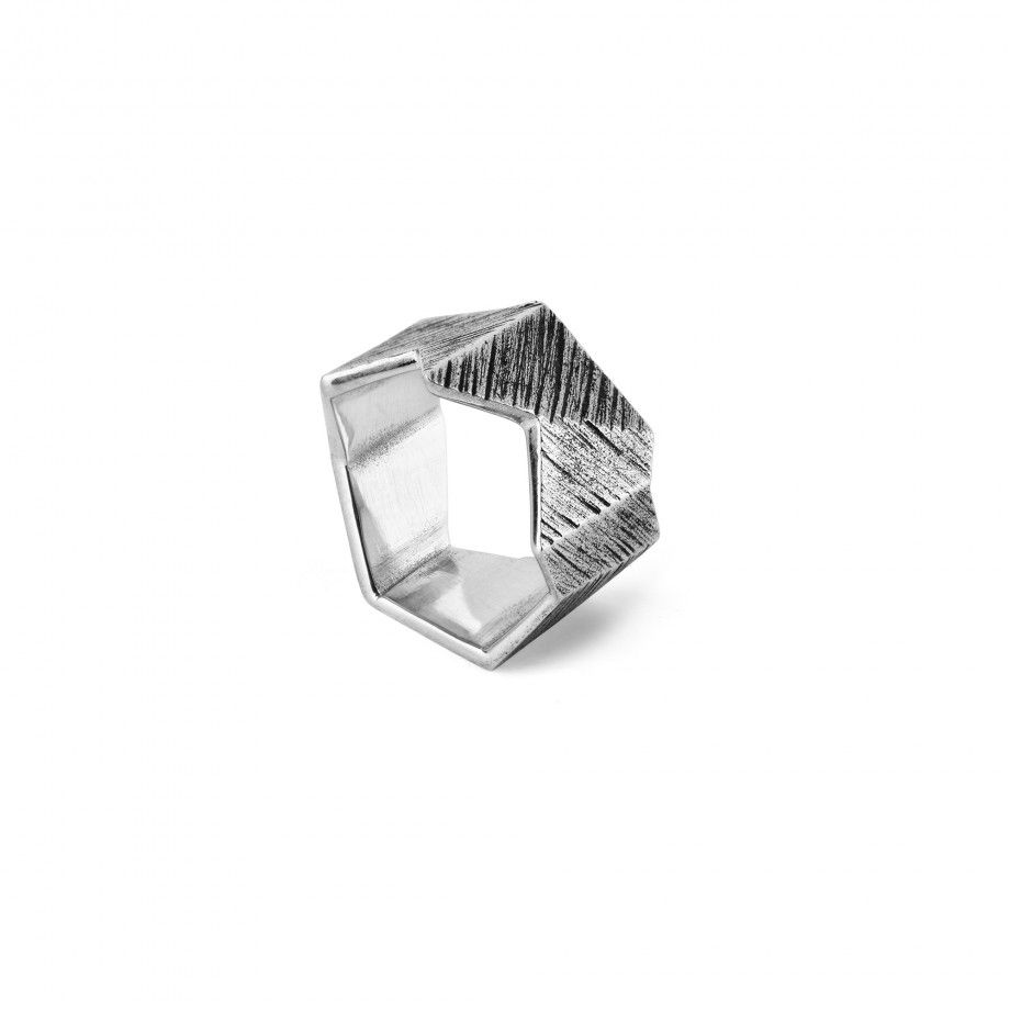 Anel geométrico masculino Topázio 1874 em prata hexagonal com textura escovada e design angular moderno
