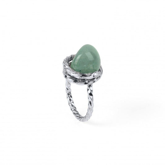 anel pedra natural feminino Carmo Joalheiros com pedra verde em cabochão e aro torcido prateado texturizado