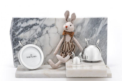caixa de música decorativa Carmo Joalheiros com coelho de peluche base em mármore e sinos prateados